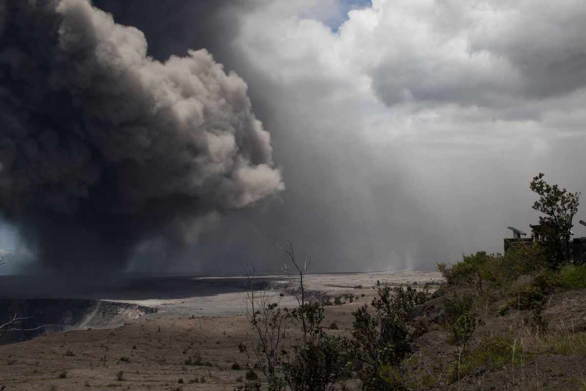  Ceniza de la columna de Kilauea que cae sobre el desierto de Ka`u el 15 de mayo de 2018. 
