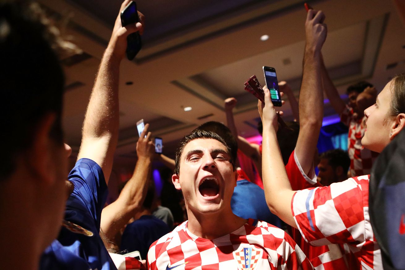 Fanáticos de Croacia después de que Croacia derrotara a Inglaterra en las semifinales