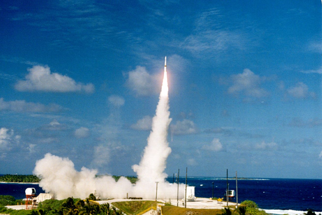 Un interceptor de prueba lanzado desde Hawai en 2001